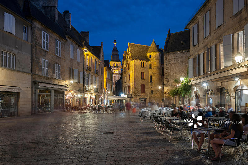 法国西南部多尔多涅地区萨拉老城的黄昏景色图片素材