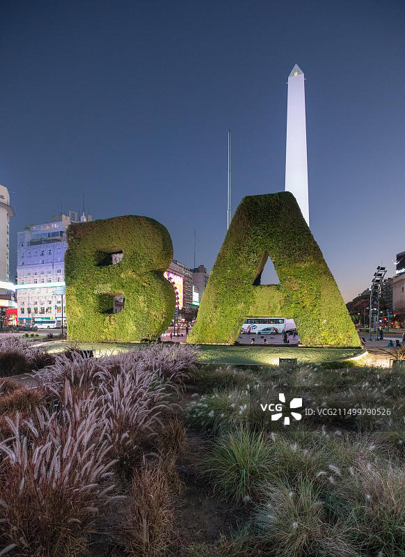 游客在阿根廷布宜诺斯艾利斯共和国广场的方尖碑前合影图片素材