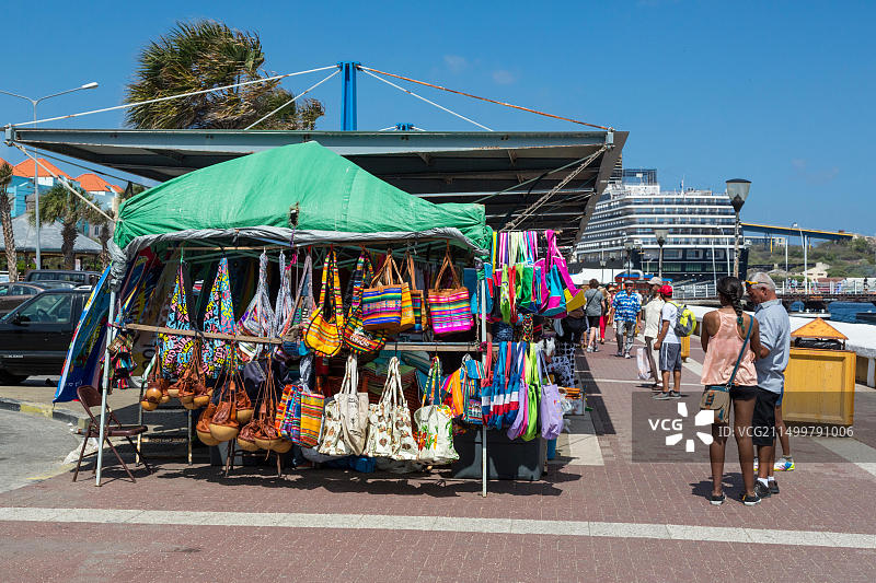 威廉斯塔德，库拉索，小安的列斯群岛。 游轮码头上的纪念品摊位，背景是荷兰-美国须德丹号图片素材