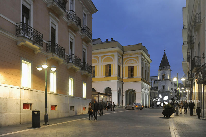 贝内文托（意大利坎帕尼亚地区），加里波第大街、维托里奥·埃马努埃莱市政剧院和圣索菲亚钟楼图片素材