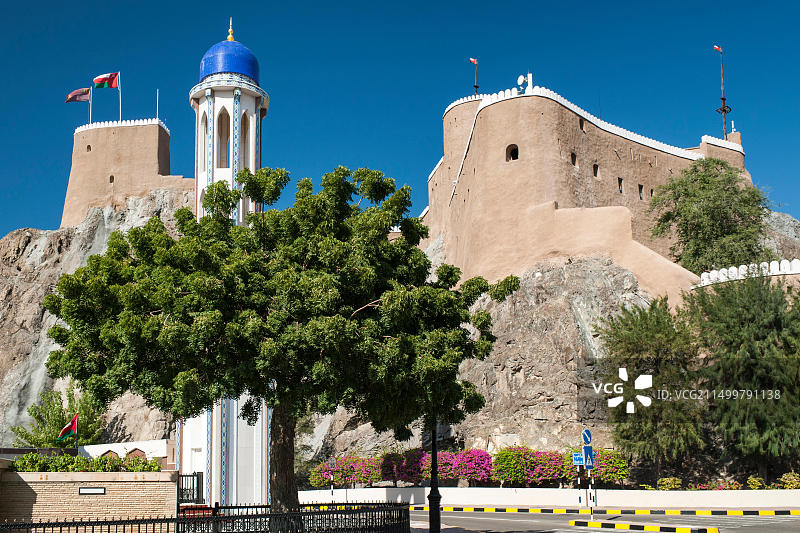 阿曼苏丹国首都旧马斯喀特的米拉尼堡垒和豪尔清真寺的宣礼塔图片素材