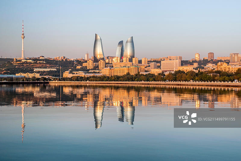 巴库湾和巴库的黎明天际线图片素材