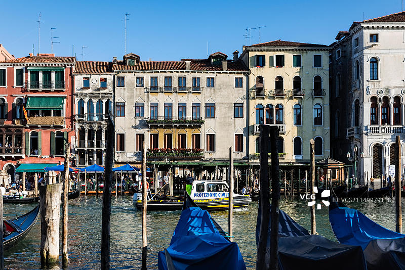 警用船只在意大利威尼斯大运河巡逻图片素材