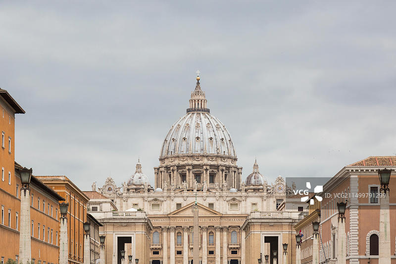 沿着协和路眺望梵蒂冈和意大利罗马圣彼得大教堂圆顶的景色图片素材