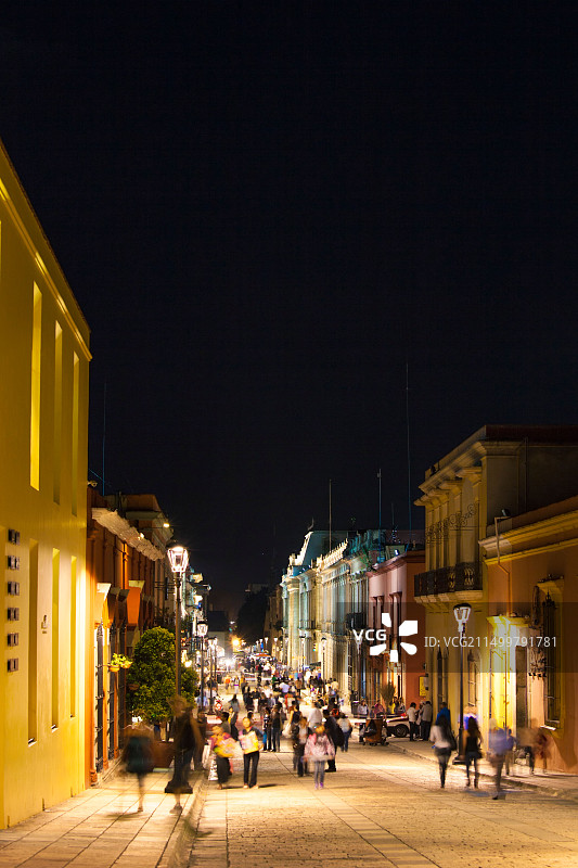 墨西哥瓦哈卡历史中心阿尔卡拉步行街夜景图片素材