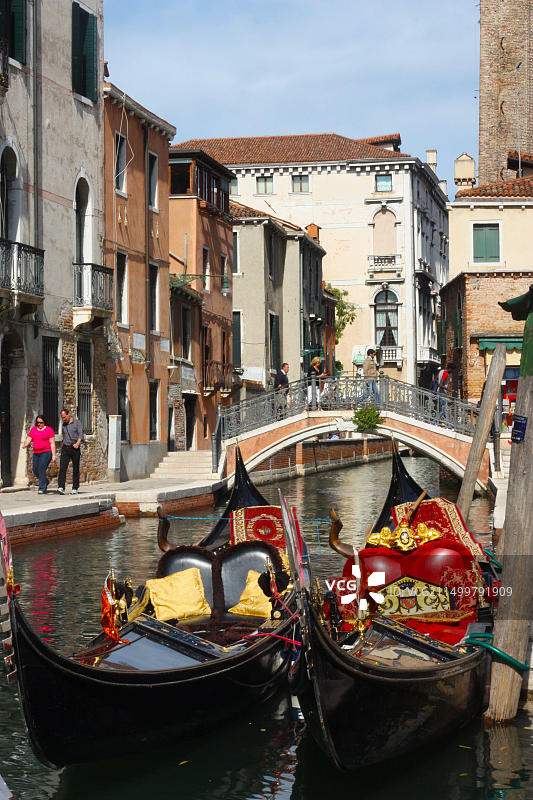 停泊在威尼斯多尔索杜罗区小运河中的两艘贡多拉图片素材