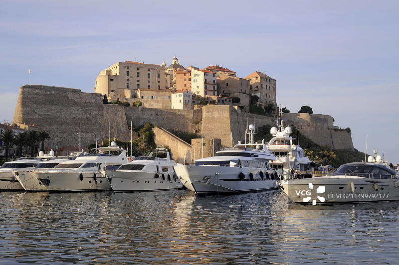 法国科西嘉岛卡尔维的港口和15世纪热那亚城堡图片素材