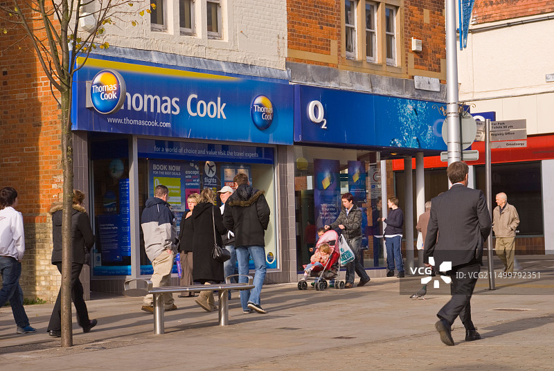 英国萨福克郡洛斯托夫特的托马斯·库克旅行社，人们从旁走过图片素材