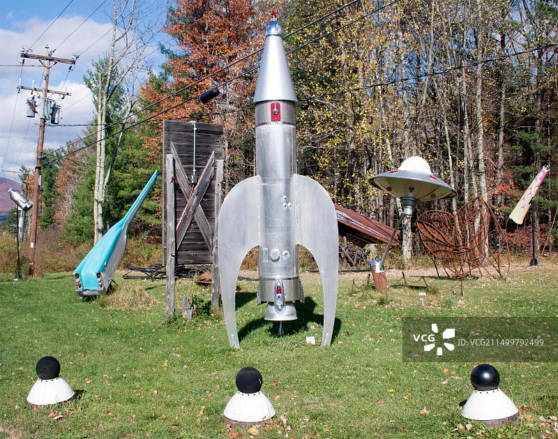 纽约州博伊斯维尔的史蒂夫·海勒民间艺术，如火箭飞船图片素材