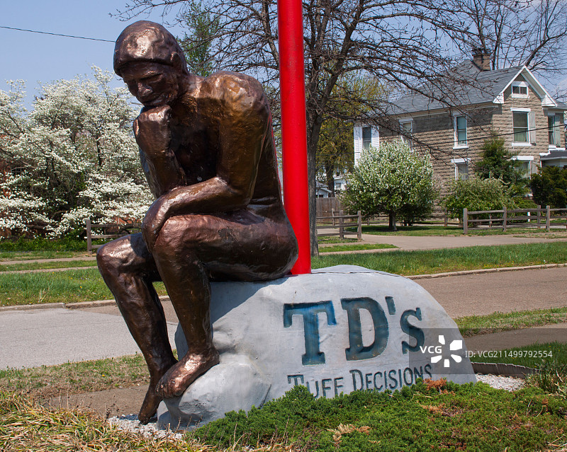 肯塔基州欧文斯伯勒市的青铜思想者雕像复制品图片素材