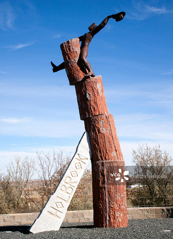 欢迎来到霍尔布鲁克牛仔骑着亚利桑那州石化木图片素材