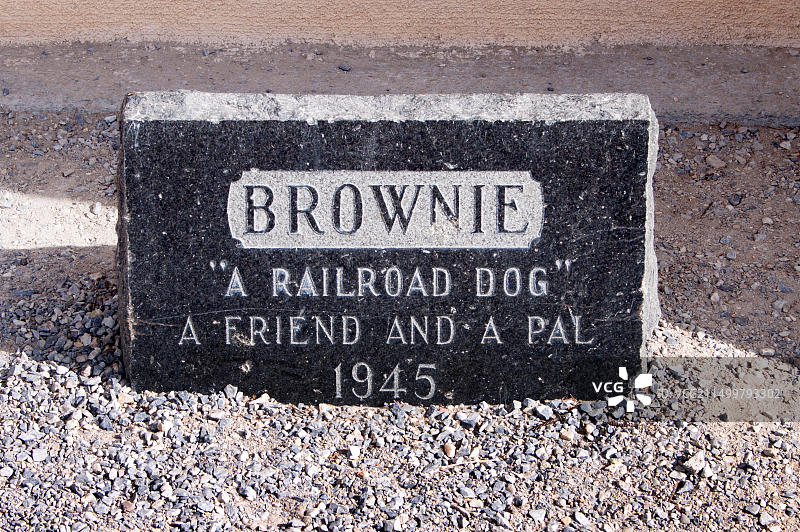 维克托维尔加州铁路犬布朗尼的墓碑图片素材