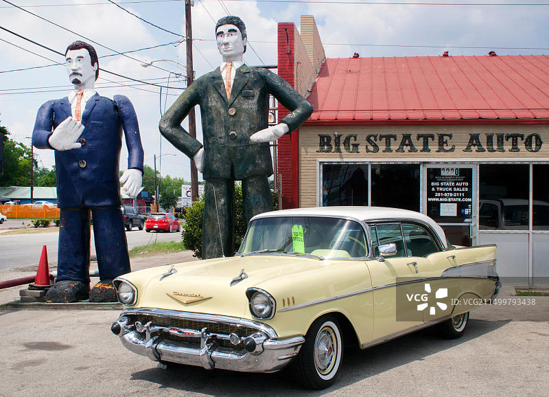 休斯顿德克萨斯州汽车经销商外的巨型艺术雕塑图片素材