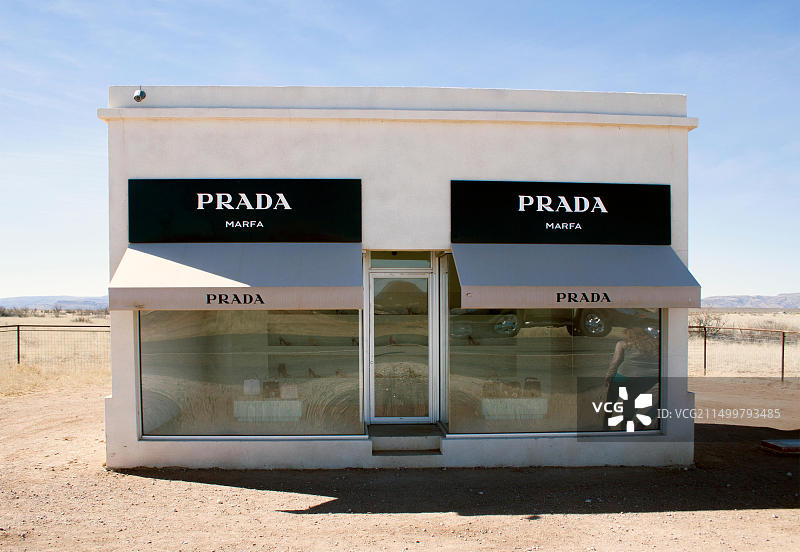 德克萨斯州情人节镇沙漠中的 Prada 商店艺术装置图片素材