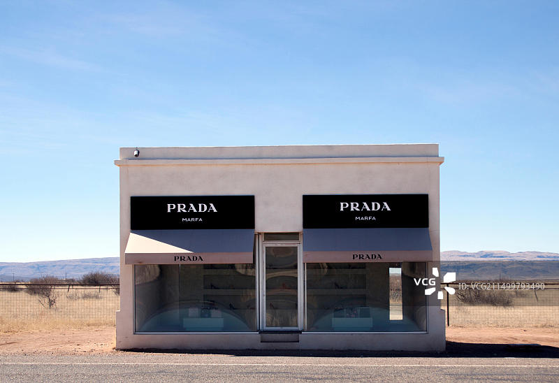 德克萨斯州情人节镇沙漠中的 Prada 商店艺术装置图片素材