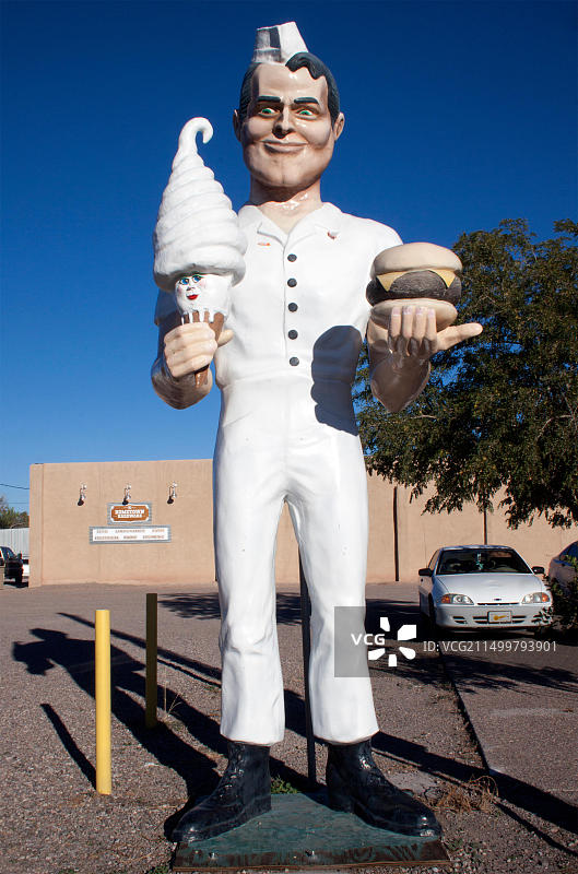 消声器男人在新墨西哥州哈奇一家餐厅外拿着冰淇淋和汉堡包图片素材