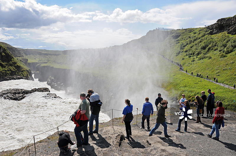 游客在冰岛西南部，在惠塔河上欣赏古foss瀑布的全景图片素材