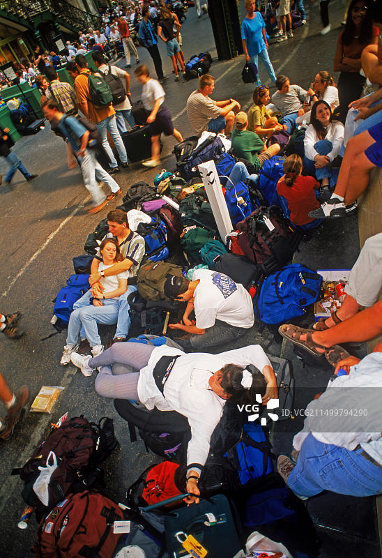 在欧洲火车站等候的国际背包客图片素材