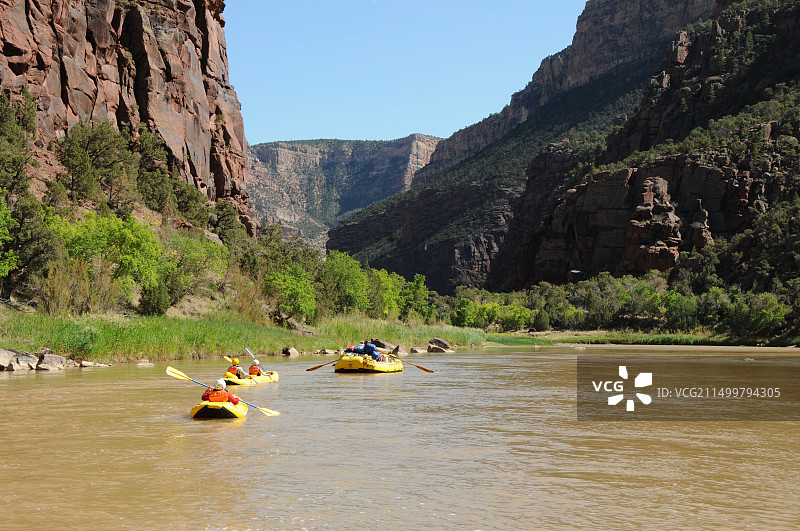 犹他州恐龙国家纪念碑，绿色河流上的橡皮艇和皮划艇漂流图片素材