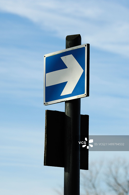 指示道路车辆行驶方向的箭头标志图片素材