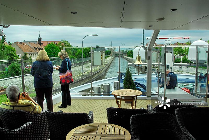万泰奇旅游“河畔辉煌”号游船驶入德国美因河-多瑙河运河的船闸图片素材
