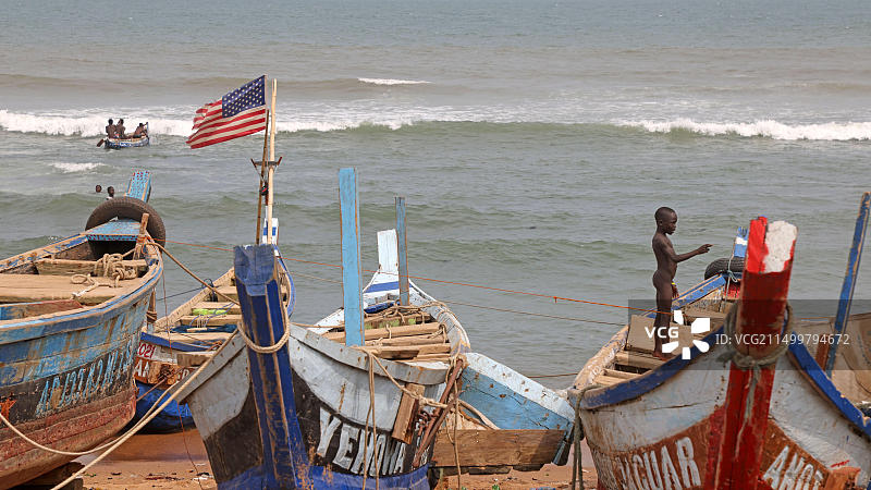 利比里亚非洲的独木舟渔船。手工木船用于捕鱼和运输。非洲旅游目的地。色彩鲜艳。图片素材