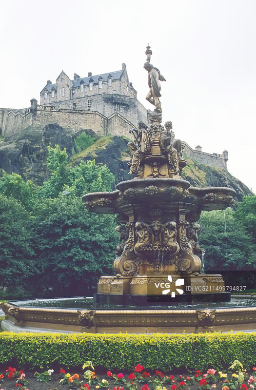 从王子街花园观赏爱丁堡城堡，苏格兰，英国图片素材