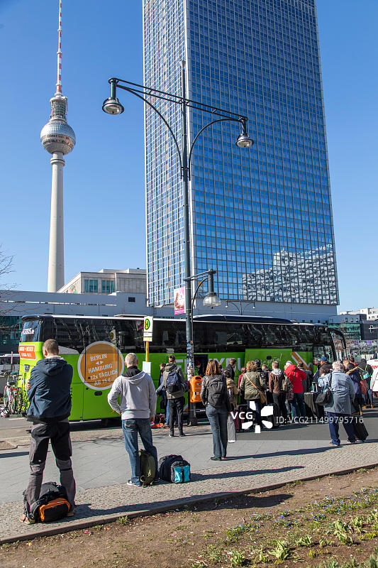 德国长途巴士Flixbus在柏林亚历山大广场的巴士站图片素材