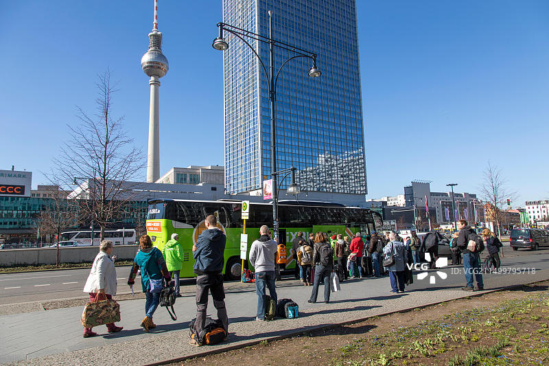 德国长途巴士Flixbus在柏林亚历山大广场的巴士站图片素材