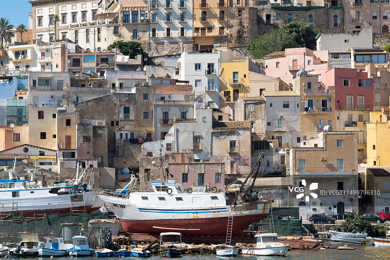 意大利西西里岛，在锡亚卡港的干船坞中修理的渔船图片素材
