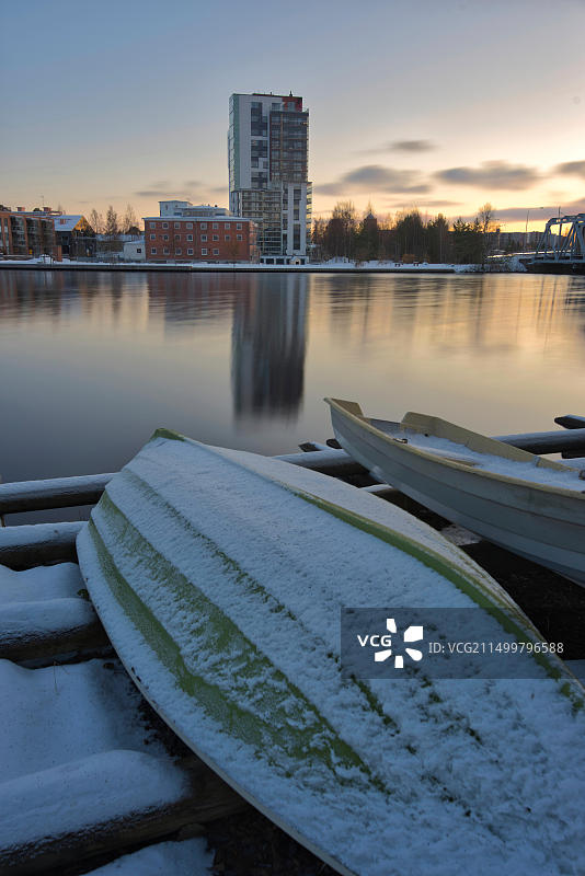 冬季早期的奥卢河，芬兰奥卢图片素材