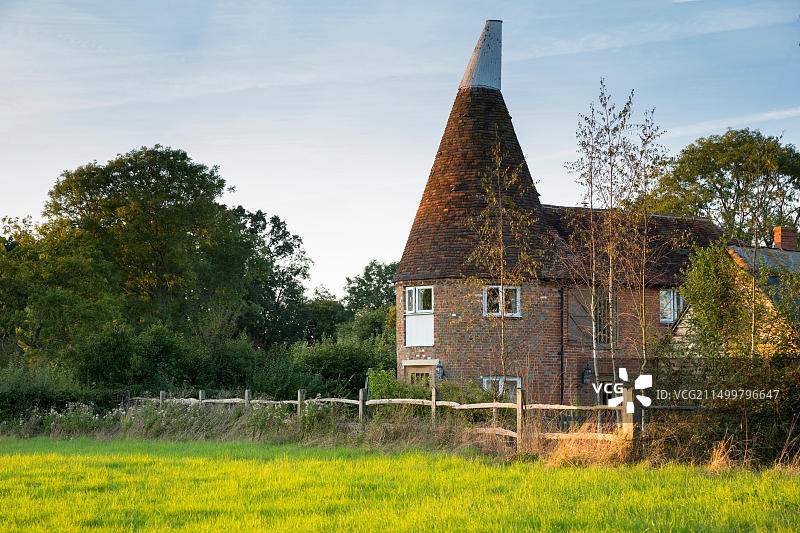 英国肯特郡用于啤酒花干燥的传统旧式啤酒花烘房图片素材