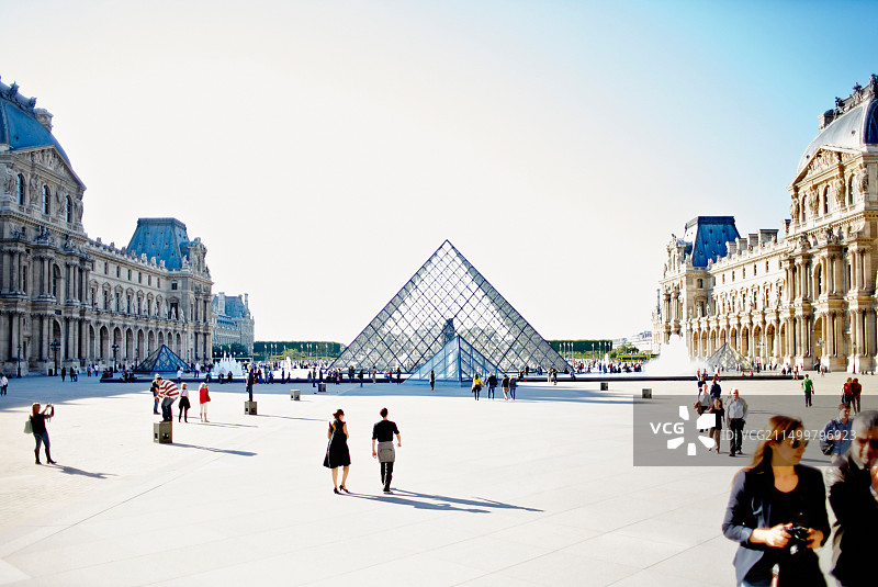 阳光下的巴黎卢浮宫高调照片图片素材