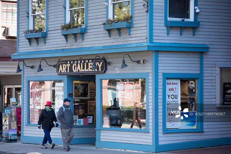 人们漫步经过美国罗德岛纽波特的木板艺术画廊图片素材