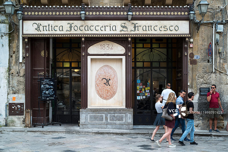 著名的19世纪餐厅咖啡厅L'Antica Focaccia圣弗朗西斯科服务传统西西里菜在巴勒莫，西西里岛，意大利图片素材