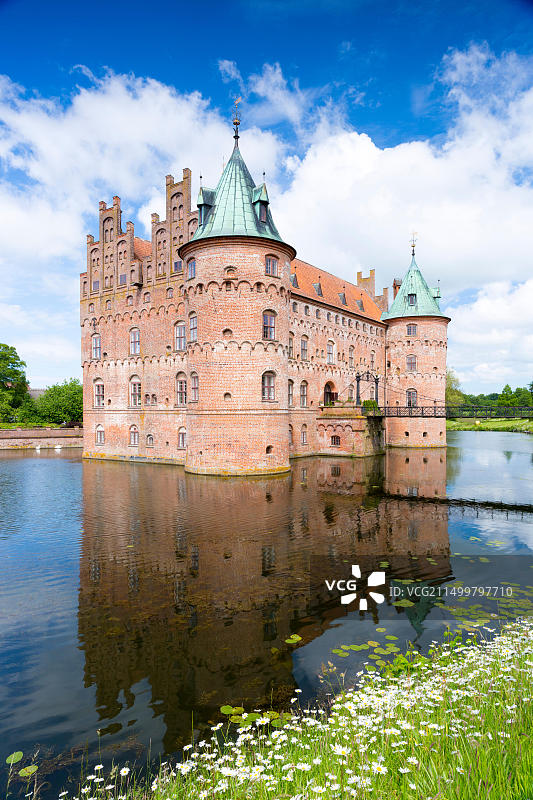 埃格斯科夫城堡，16世纪文艺复兴风格，护城河和炮塔，位于丹麦菲英岛南部图片素材