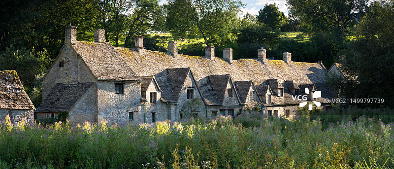 英国科茨沃尔德阿灵顿排屋古老村舍图片素材