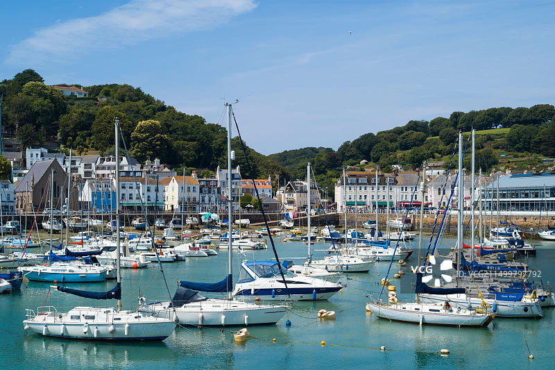 停泊在圣布雷拉德泽西岛圣欧班湾的游艇、巡洋舰和快艇图片素材