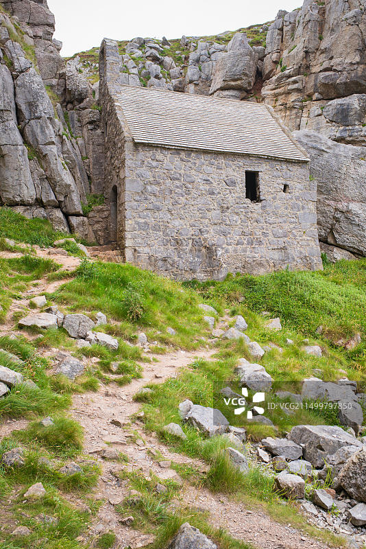 彭布罗克郡石灰岩悬崖上的圣戈万教堂图片素材