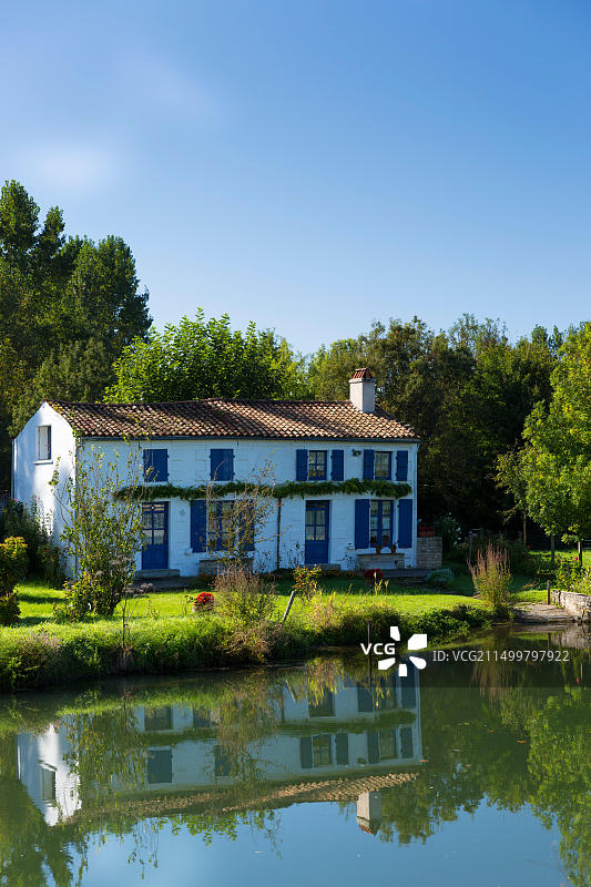 River La Sevre-Niortaise河畔的古朴如画的房屋，位于法国Grand Site de France的Coulon的Marais Poitrevin地区图片素材