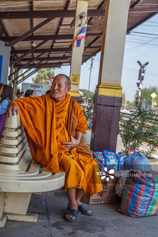 在阿育他耶车站等火车的僧侣图片素材