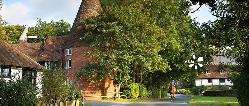 英国肯特郡斯马登村庄与马和骑手图片素材