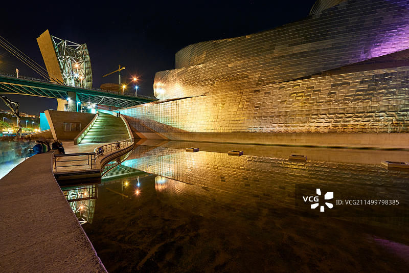 夜幕下的古根海姆博物馆，西班牙比斯开图片素材