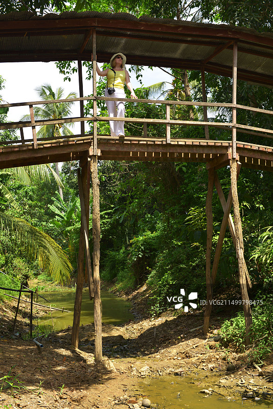 游客探索柬埔寨马德望图片素材