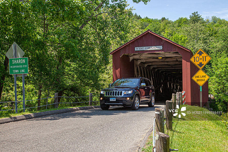 西康沃尔覆盖桥横跨康涅狄格州西康沃尔的豪萨托尼克河图片素材
