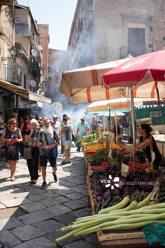 意大利西西里岛巴勒莫巴莱罗街头市场：蔬菜及其他生鲜食品的摊位、摊主和顾客图片素材
