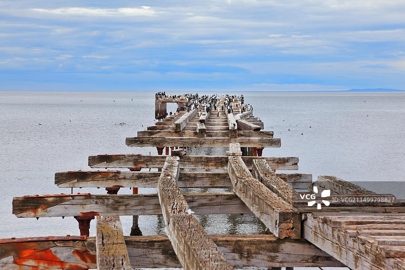 腐蚀的轴承和塌陷的木地板图片素材