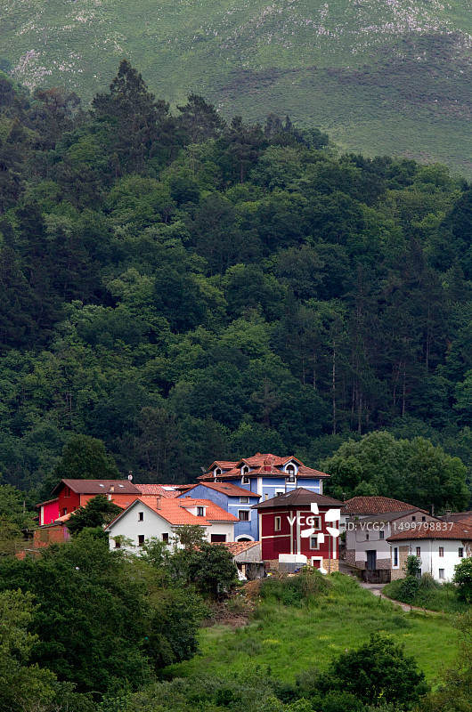 西班牙阿斯图里亚斯拉斯罗萨斯附近的彩色房屋图片素材