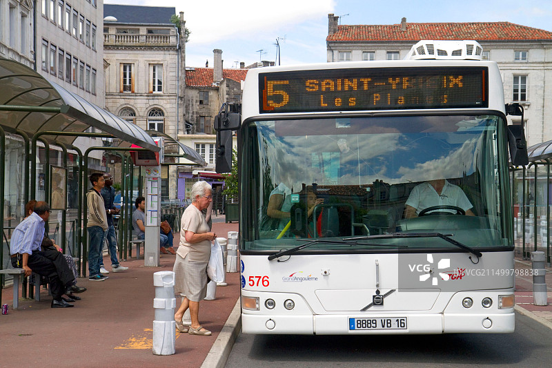 法国昂古莱姆的公共交通巴士图片素材