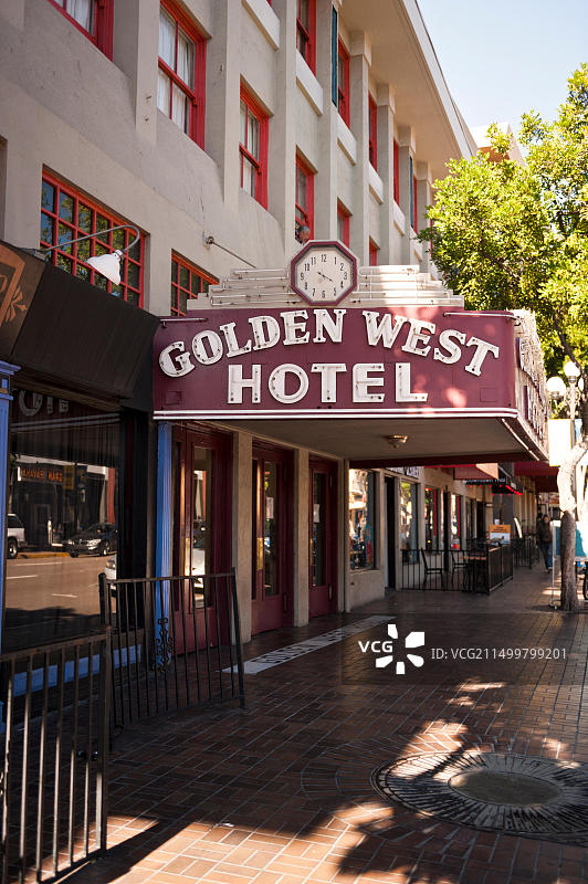 加利福尼亚州圣地亚哥“燃气灯”区的金色西部酒店图片素材